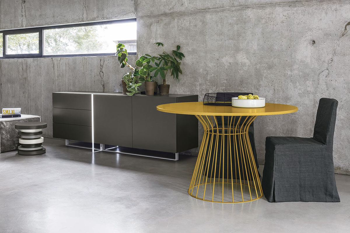 Tavolo rotondo giallo zafferano con struttura in metallo Zenzero Shop