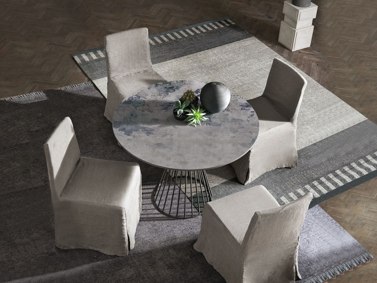 Tavolo tondo con piano in grafica e struttura in metallo antracite 