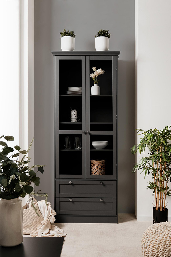 Sala di design in finitura grigio antracite completa di due madie e vetrina