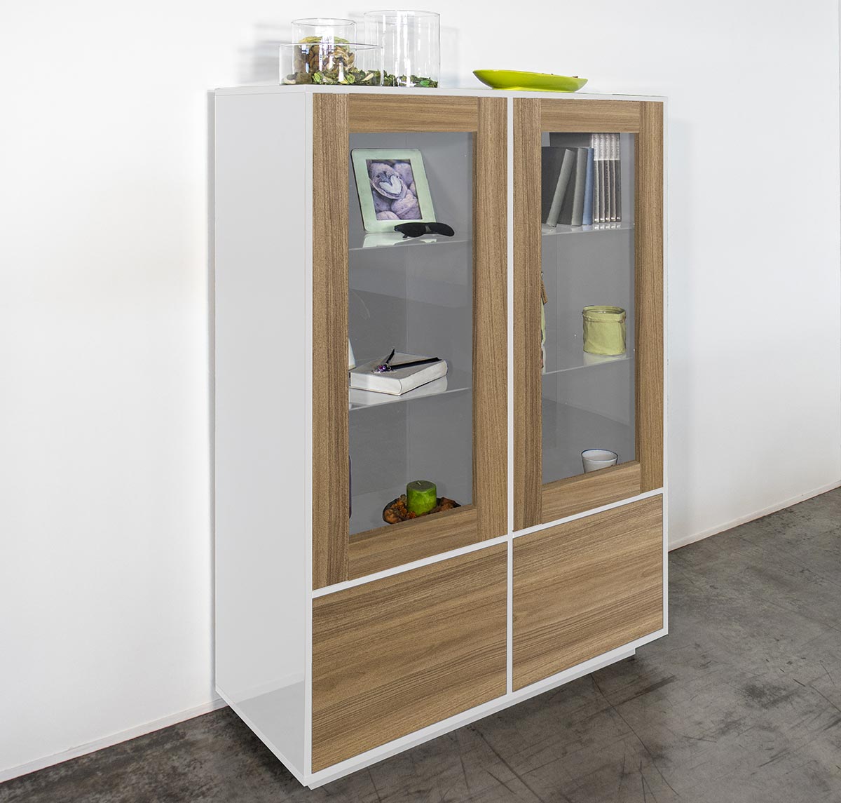 Vetrina in finitura noce caracalla e struttura bianca laccata lucida 