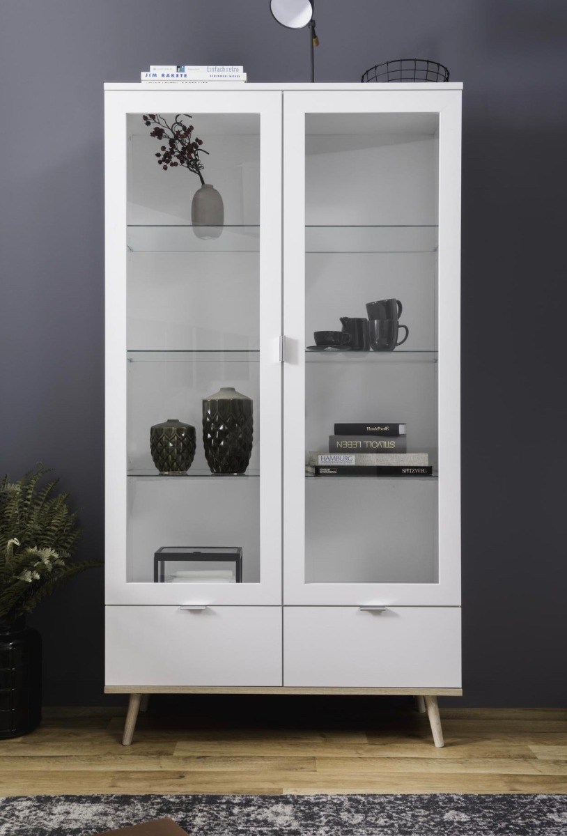 Soggiorno in stile nordico con vetrina e madia, finitura Bianco e Quercia