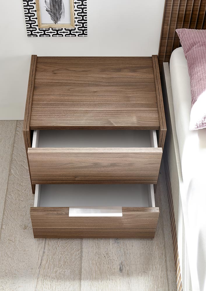 Coppia di convenienti comodini a due cassetti, in finitura Noce Stelvio