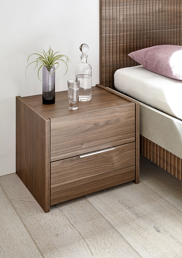 Coppia di convenienti comodini a due cassetti, in finitura Noce Scuro