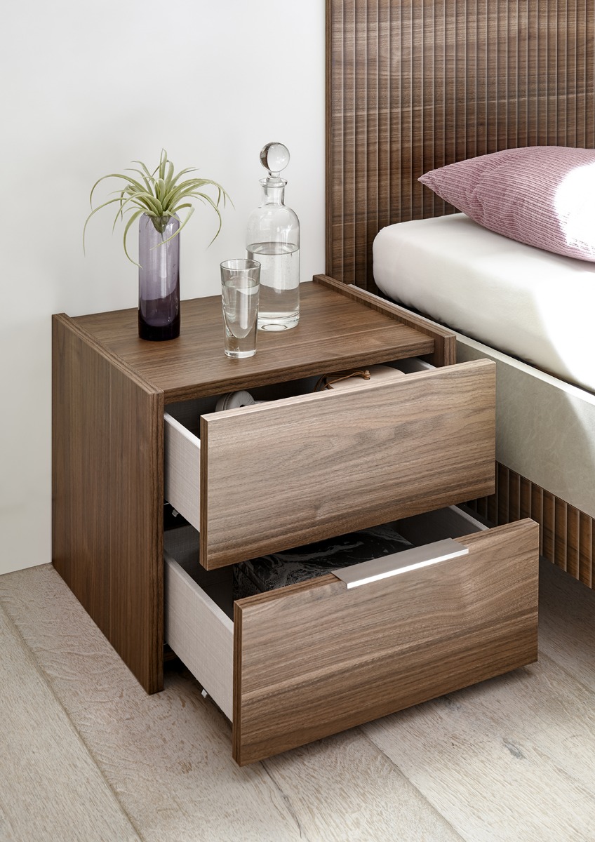 Coppia di convenienti comodini a due cassetti, in finitura Noce Scuro