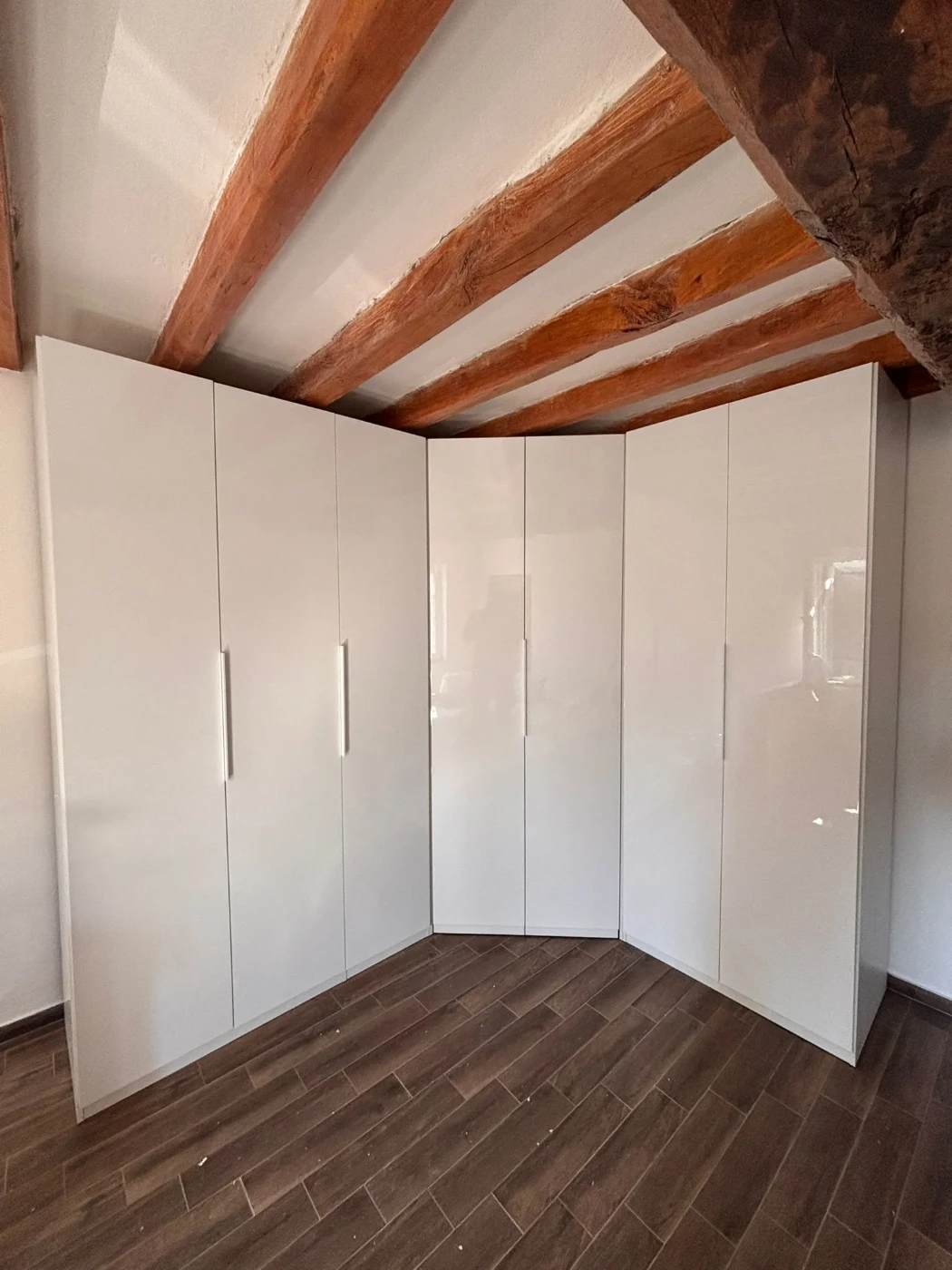 cabina ad angolo con 10 ripiani