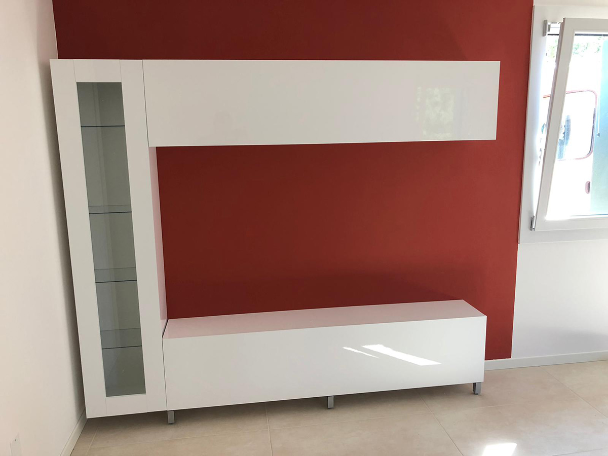 Parete attrezzata sospesa con 2 pensili e vetrina