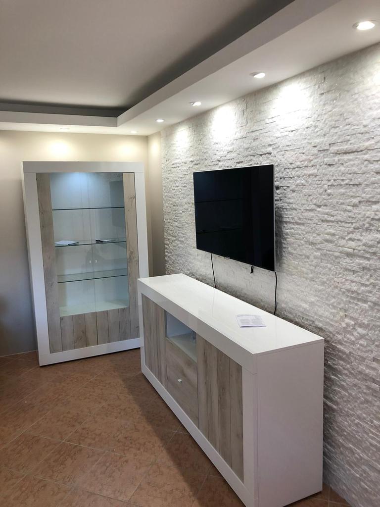 ACQUISTA ANCHE TU Madia moderna, 2 ante 2 cassetti in finitura Pino Bianco e Bianco Lucido