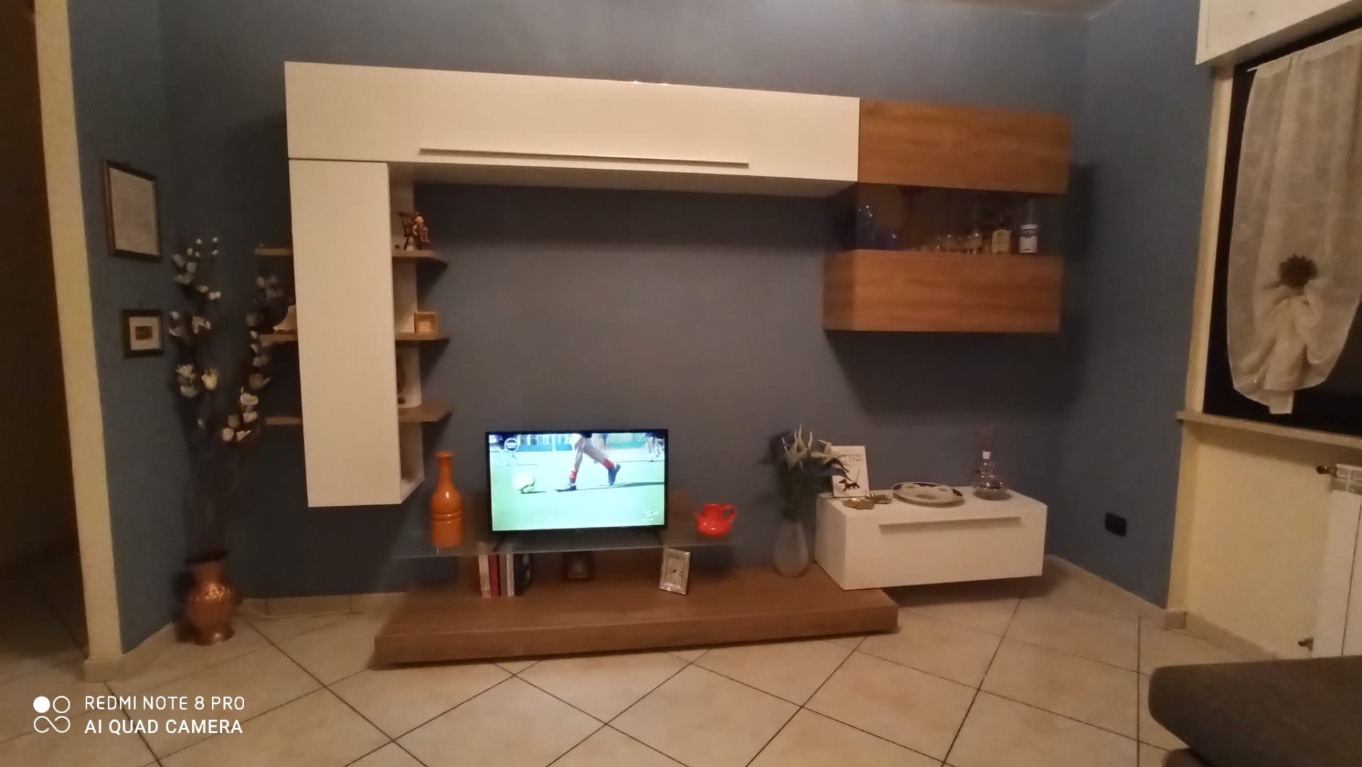 ACQUISTA ANCHE TU Soggiorno moderno con parete attrezzata bianco lucido e noce dark