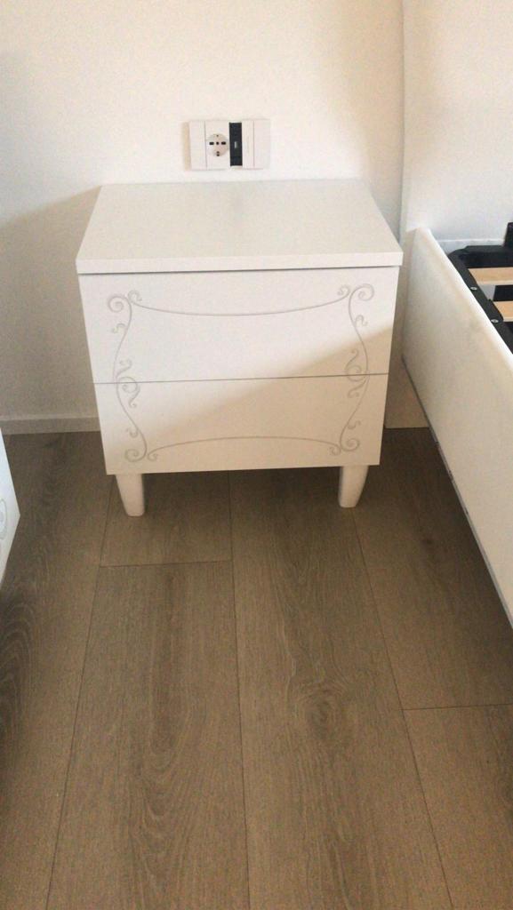 Coppia di comodini stile contemporaneo, bianco avatar e serigrafia floreale