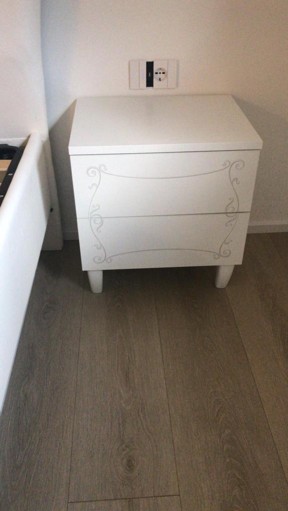 Coppia di comodini stile contemporaneo, bianco avatar e serigrafia floreale