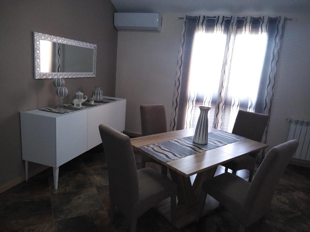 Credenza moderna con piedi a 3 ante, Bianco opaco