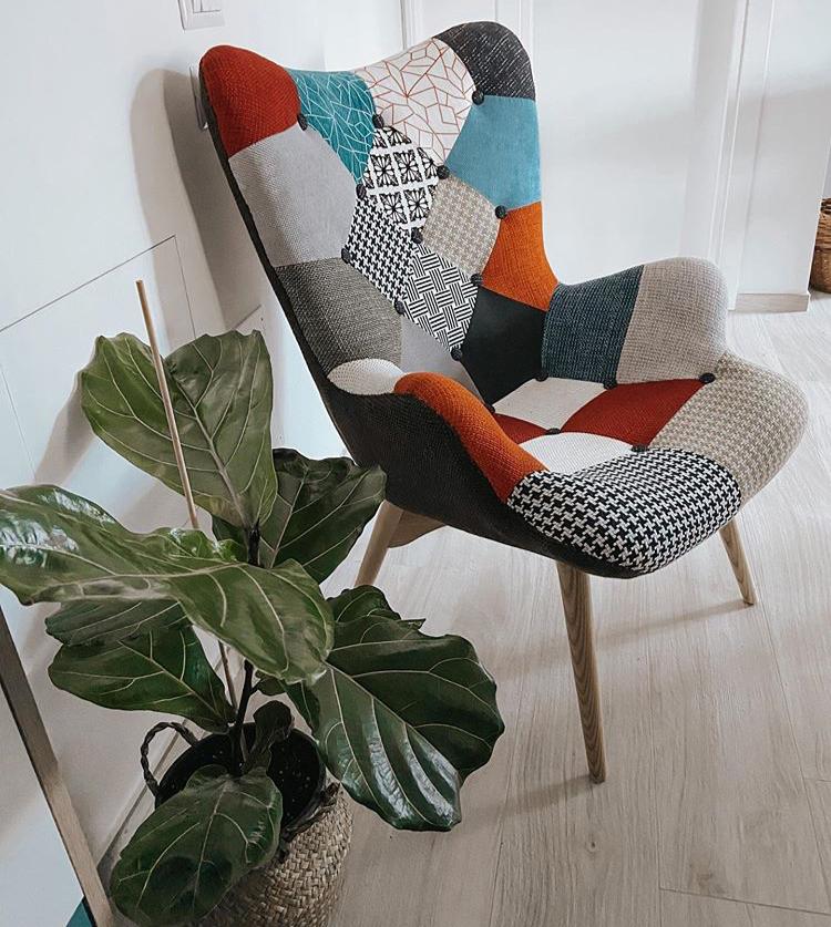 Poltrona patchwork colorata con gambe in legno