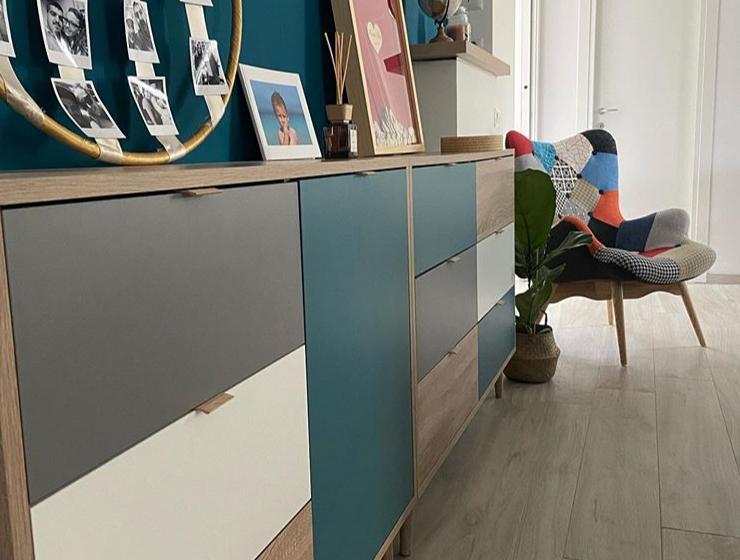 Poltrona stile patchwork colorato con gambe in legno