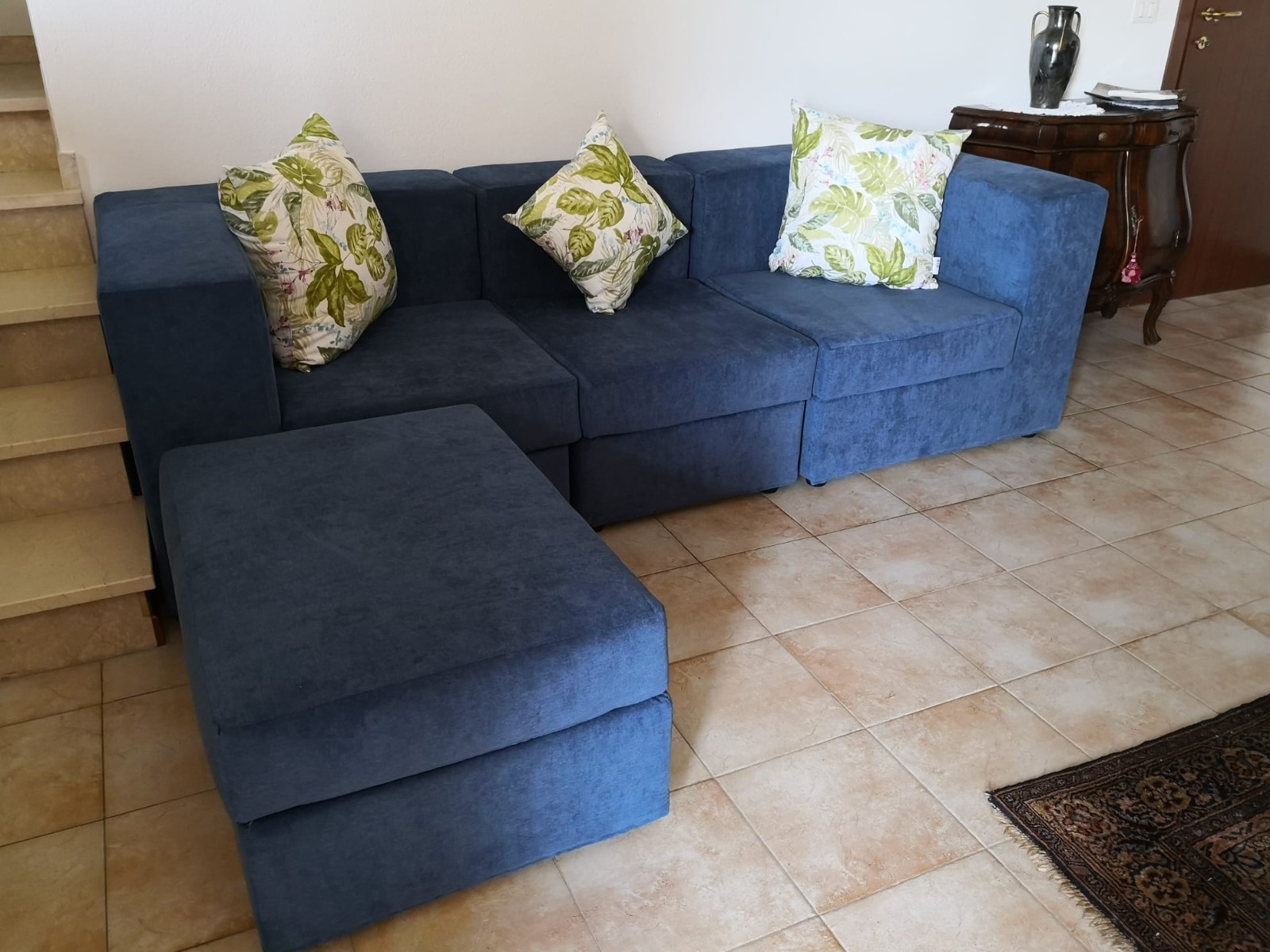 Divano moderno componibile blu a 3 posti e penisola