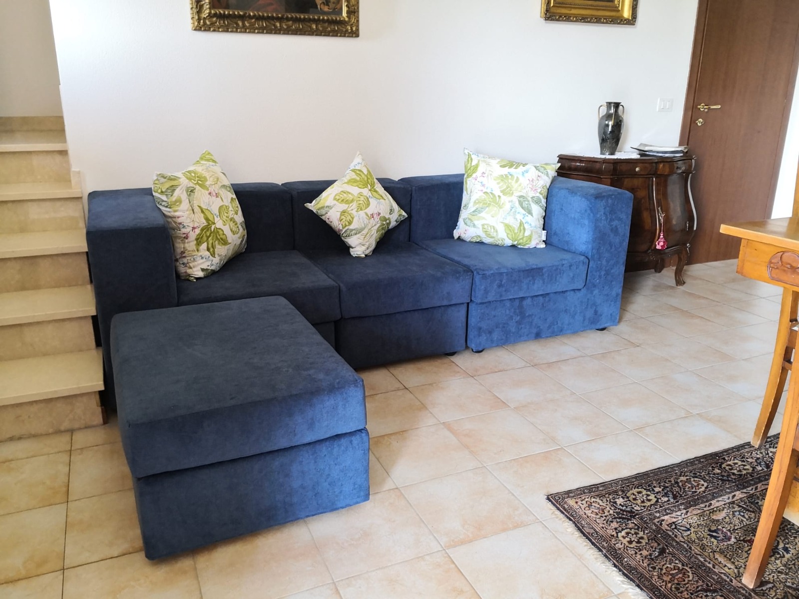 Divano moderno componibile blu a 3 posti e penisola