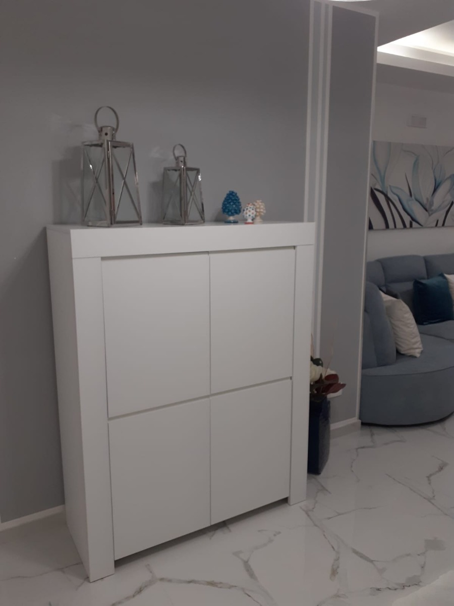 ACQUISTA ANCHE TU Madia alta laccata bianco opaco a 4 ante e maniglia a gola