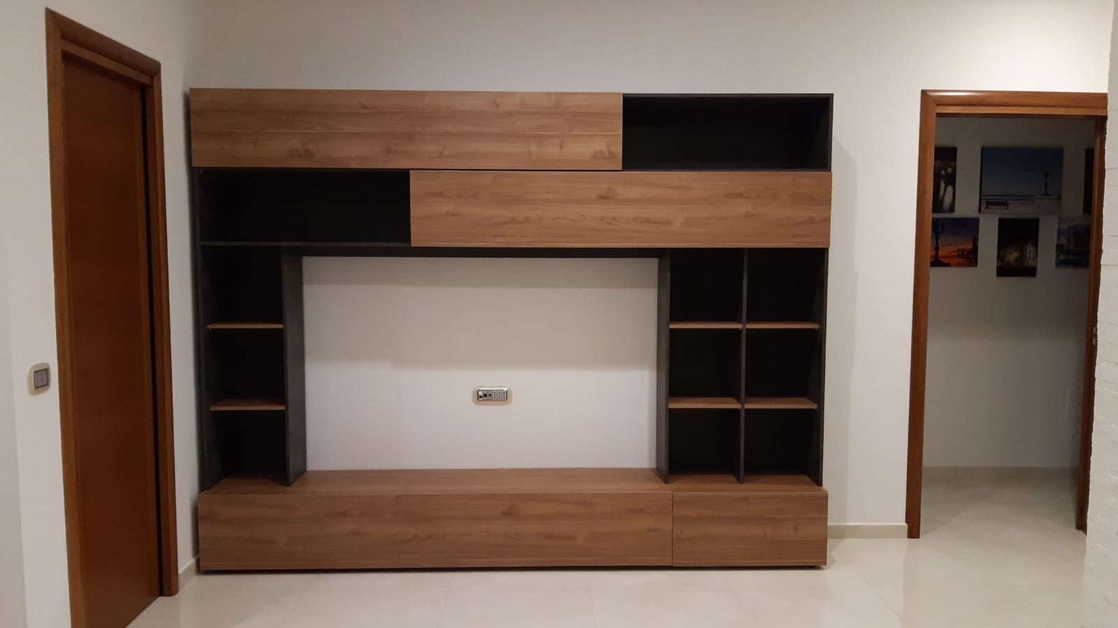 Spaziosa parete attrezzata con libreria, 2 ribalte e vasistas, finitura Ossido, Noce e Grigio