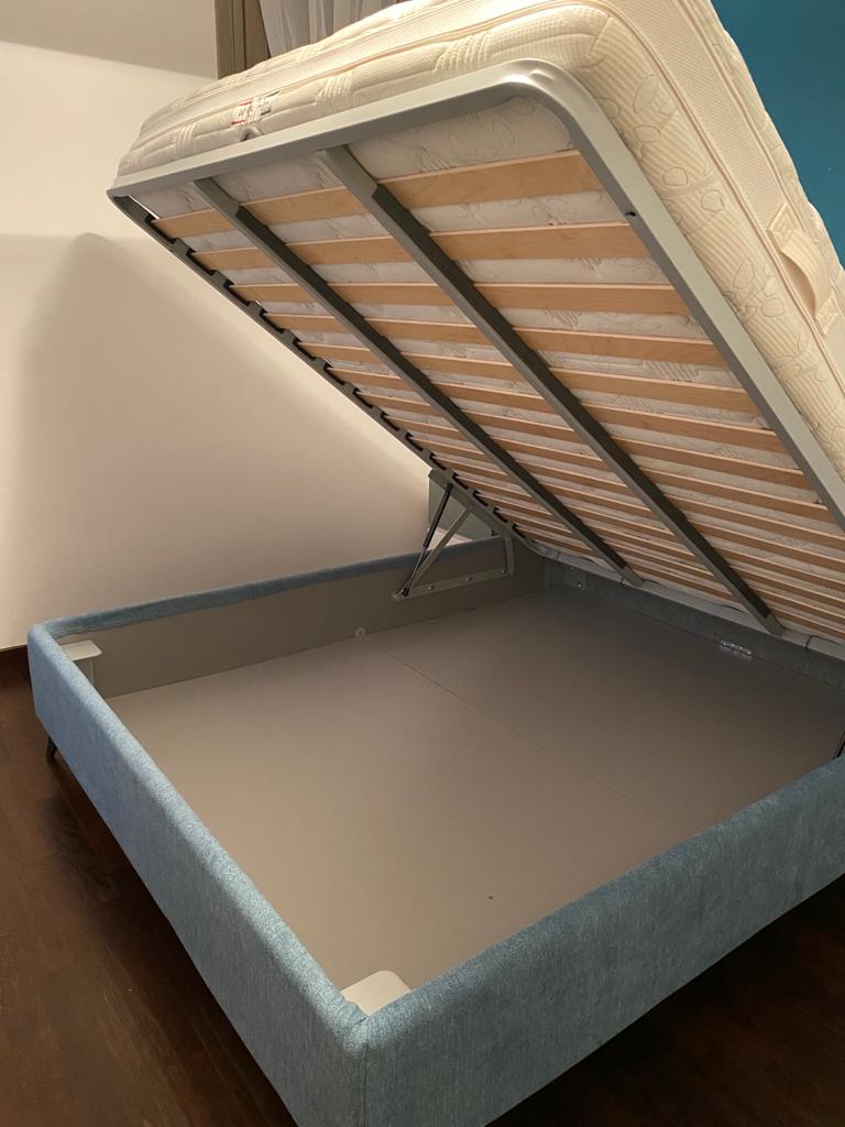 Elegante Letto contenitore Fenice in finitura grigio seta, grigio perla e verde oceano