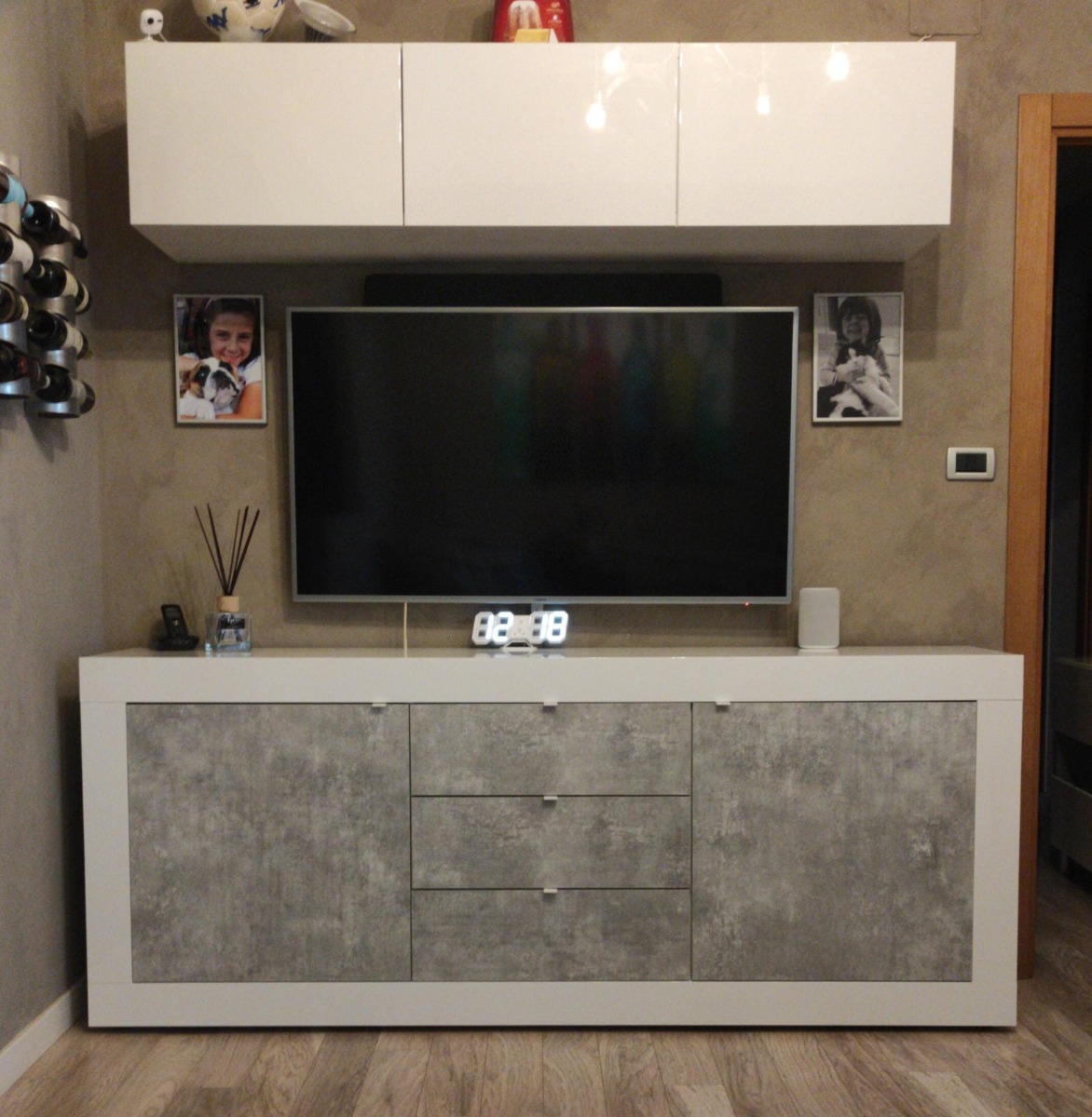 Madia grigia e bianca, con 2 ante e 3 cassetti