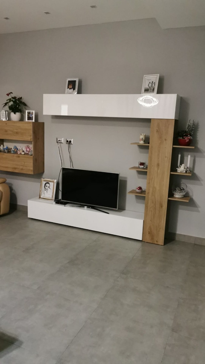 Parete con pensili, libreria e vano a giorno, Bianco Laccato Lucido e Rovere cadiz