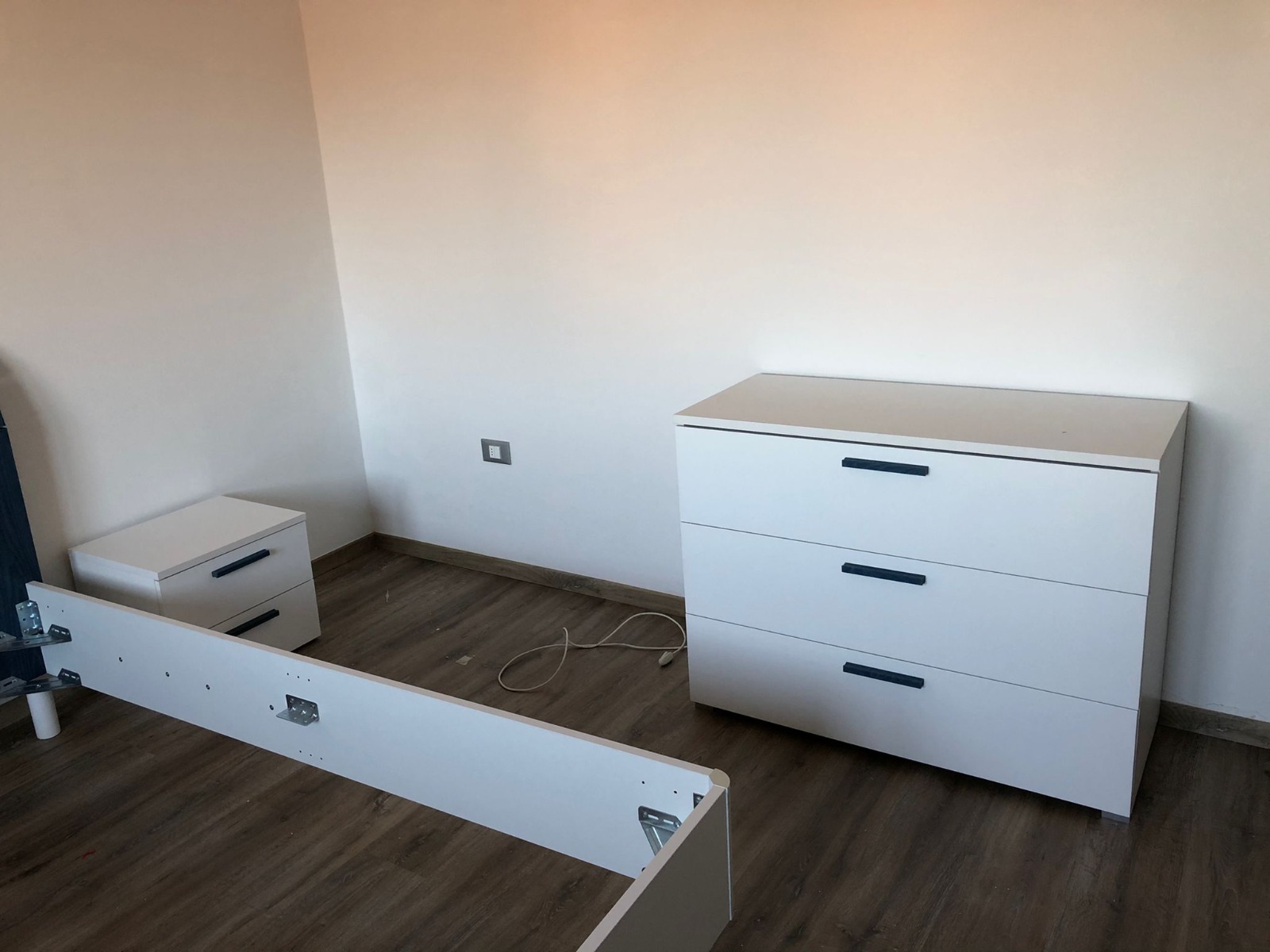 Comò moderno Bianco opaco con maniglie Blu