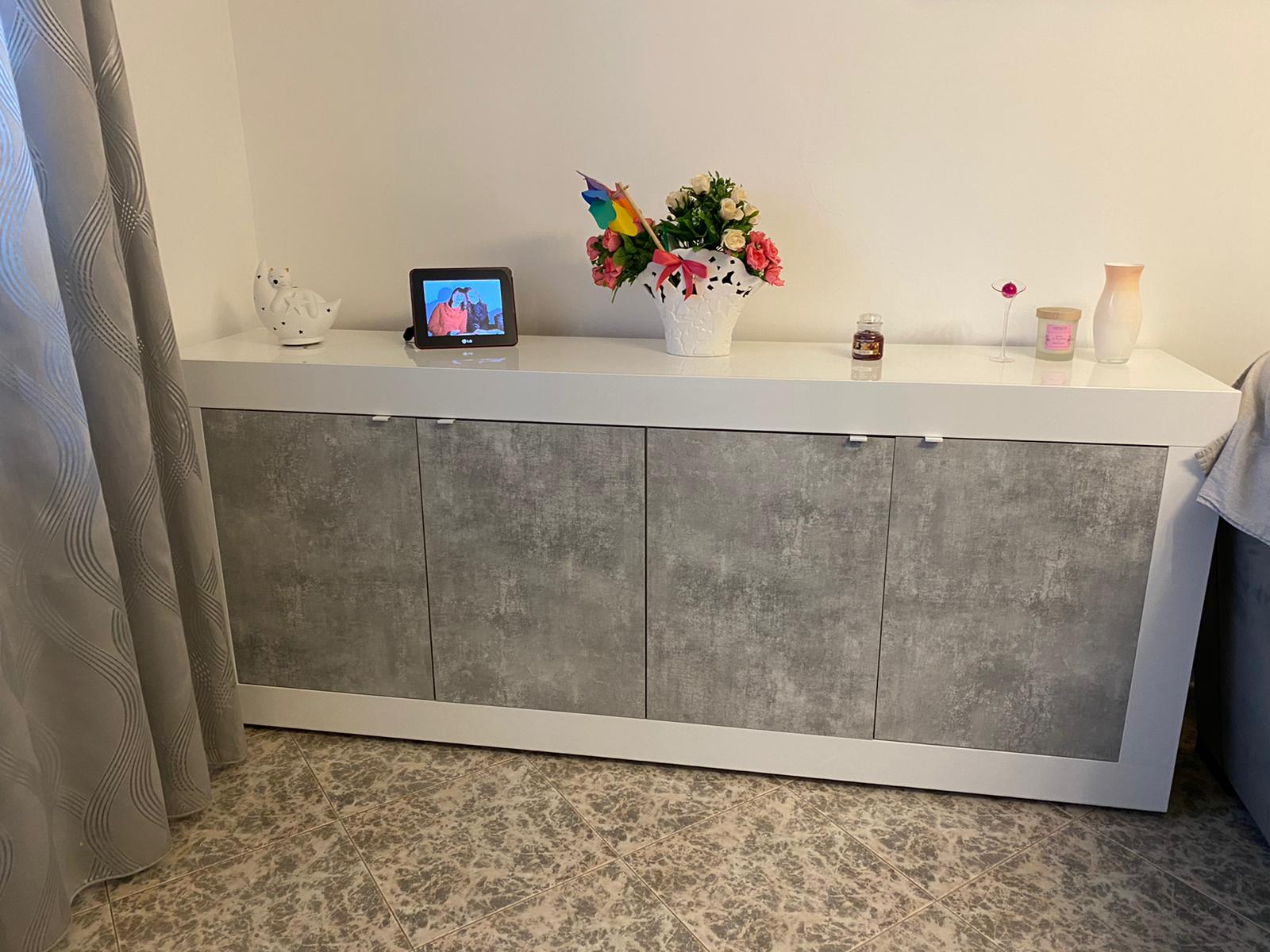 Credenza bicolore con 4 ante, design moderno