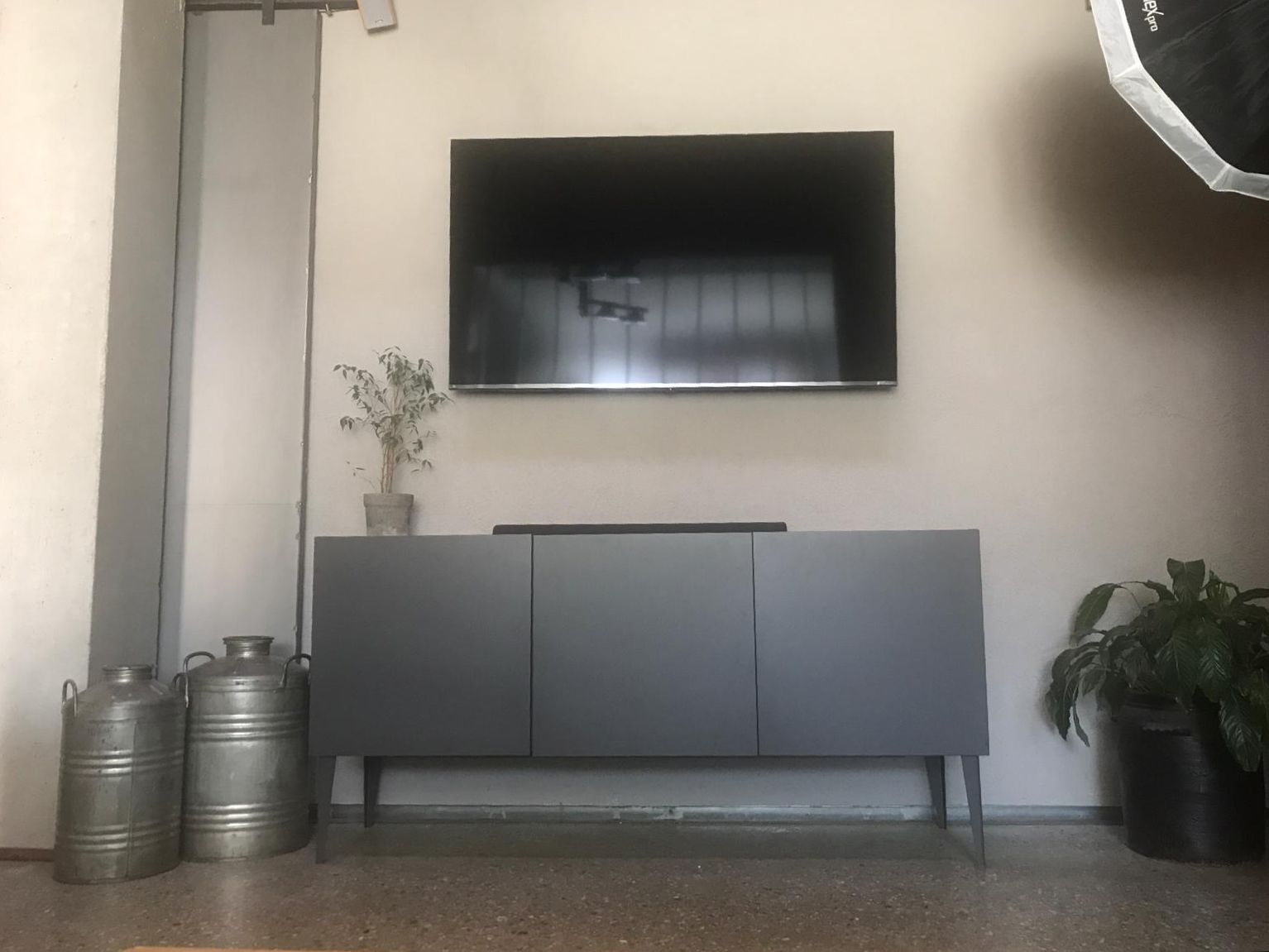 Madia Grigio opaco con piedini e 3 ante