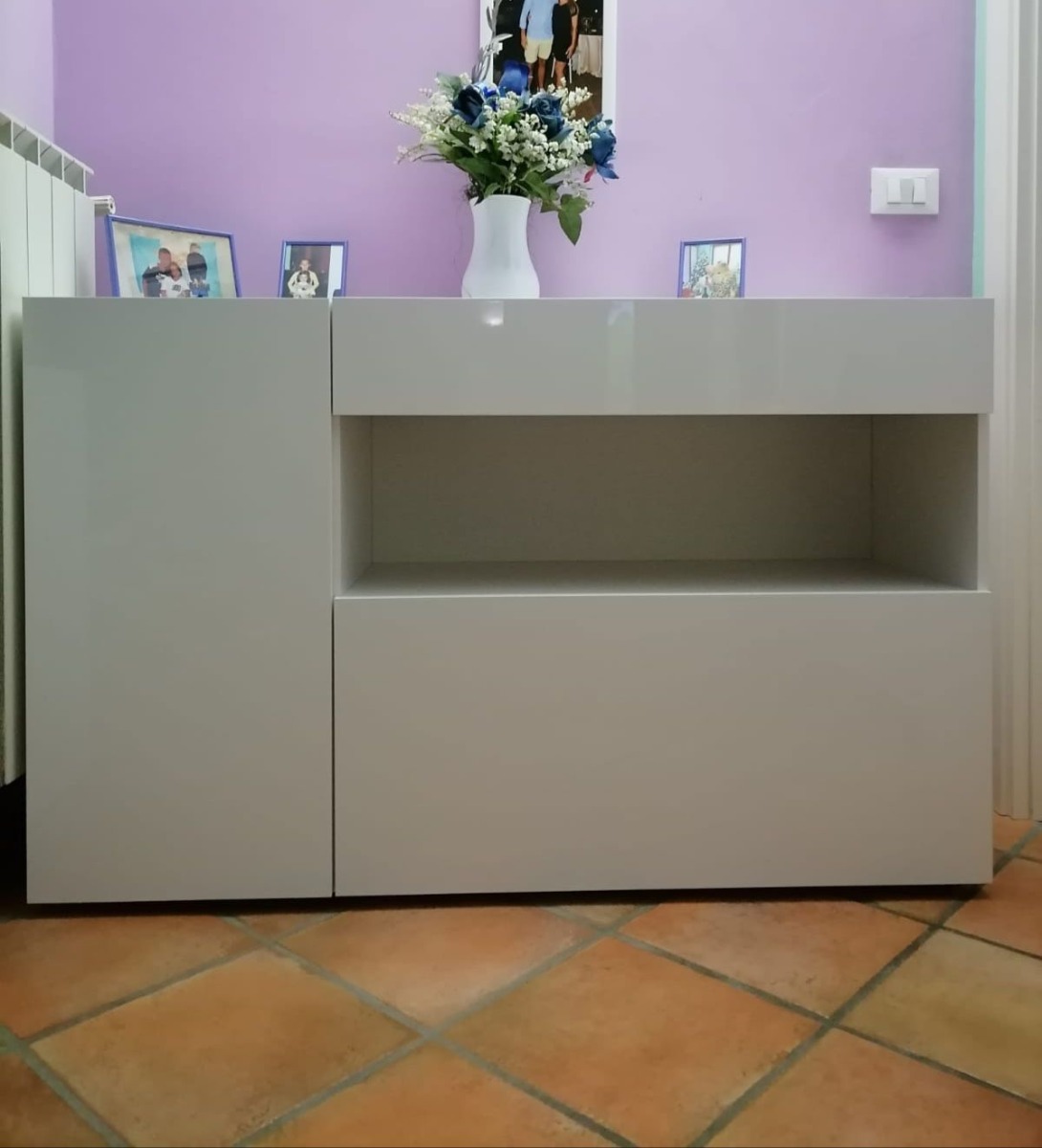 Credenza con vano a giorno, finitura bianco lucido