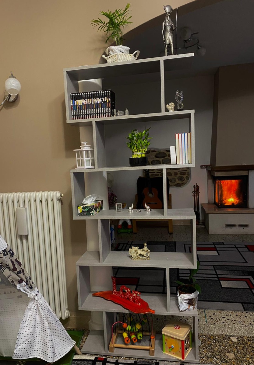 Libreria grigio cemento con 6 ripiani, design moderno