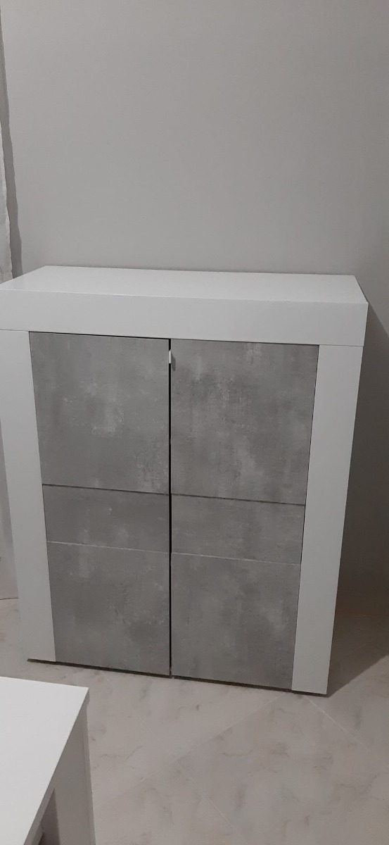 Credenza alta grigio e bianca a 2 ante