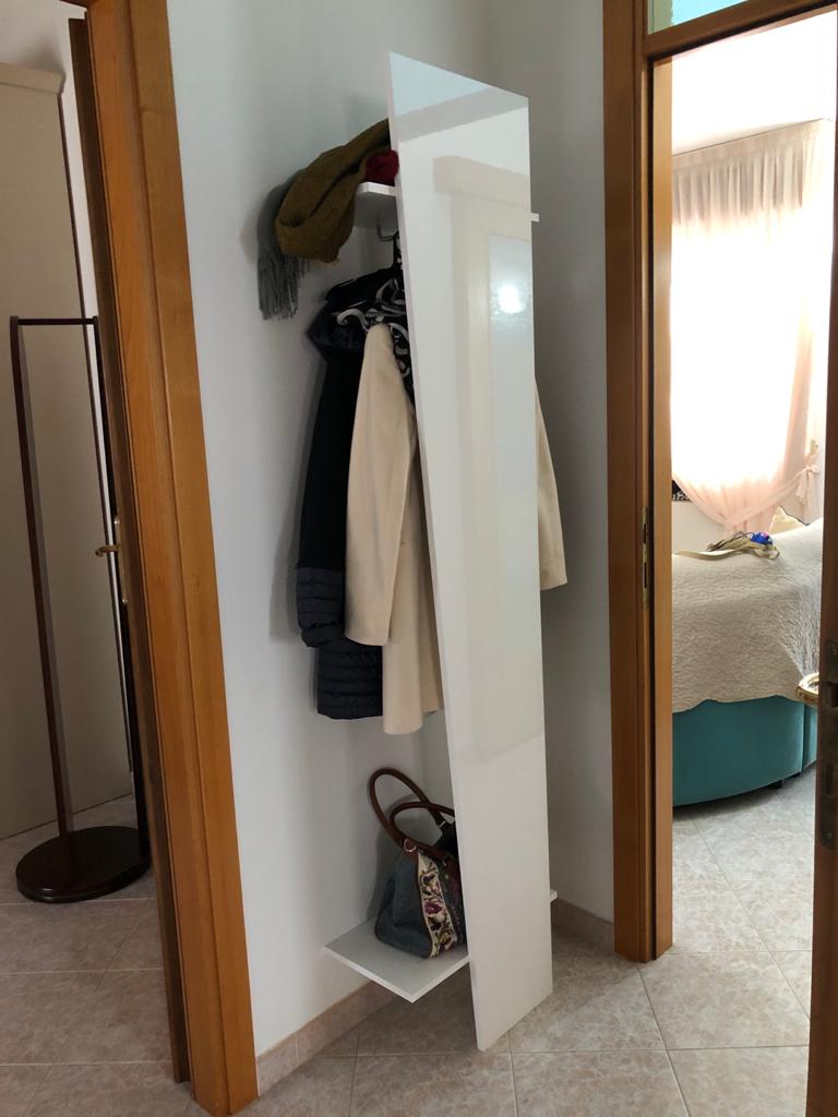 Appendiabiti bianco laccato con tubo appendiabiti e due mensole