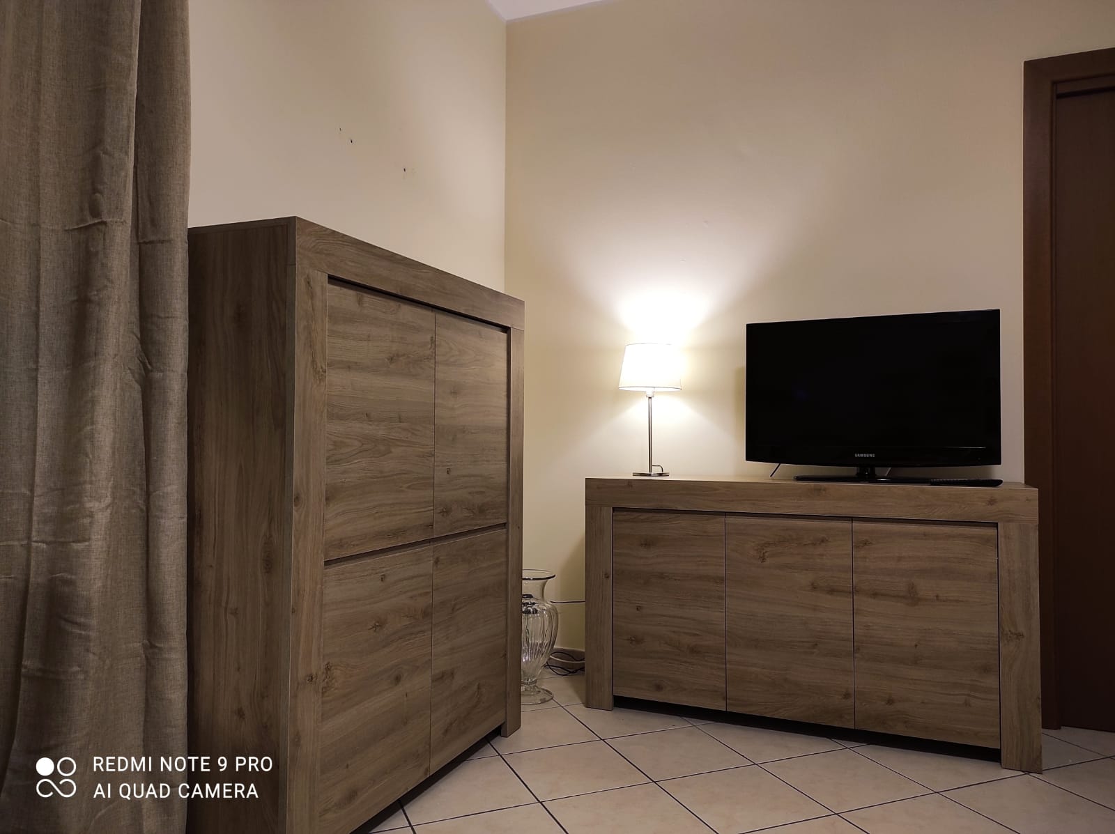 Madia, contenitore alto 4 ante Rovere Cadiz con maniglia a gola