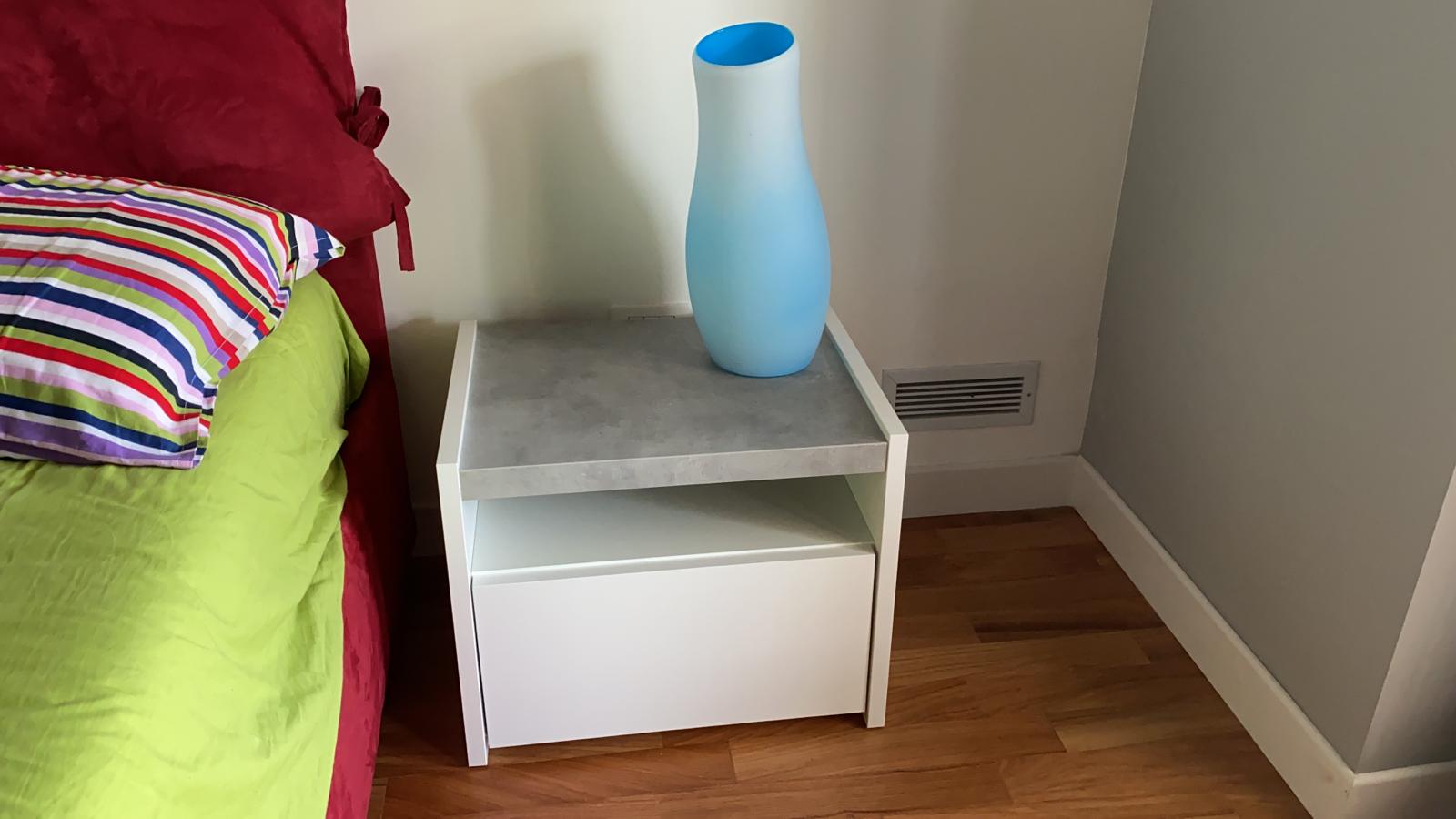 Coppia di comodini bianchi con top beton, guide ammortizzate