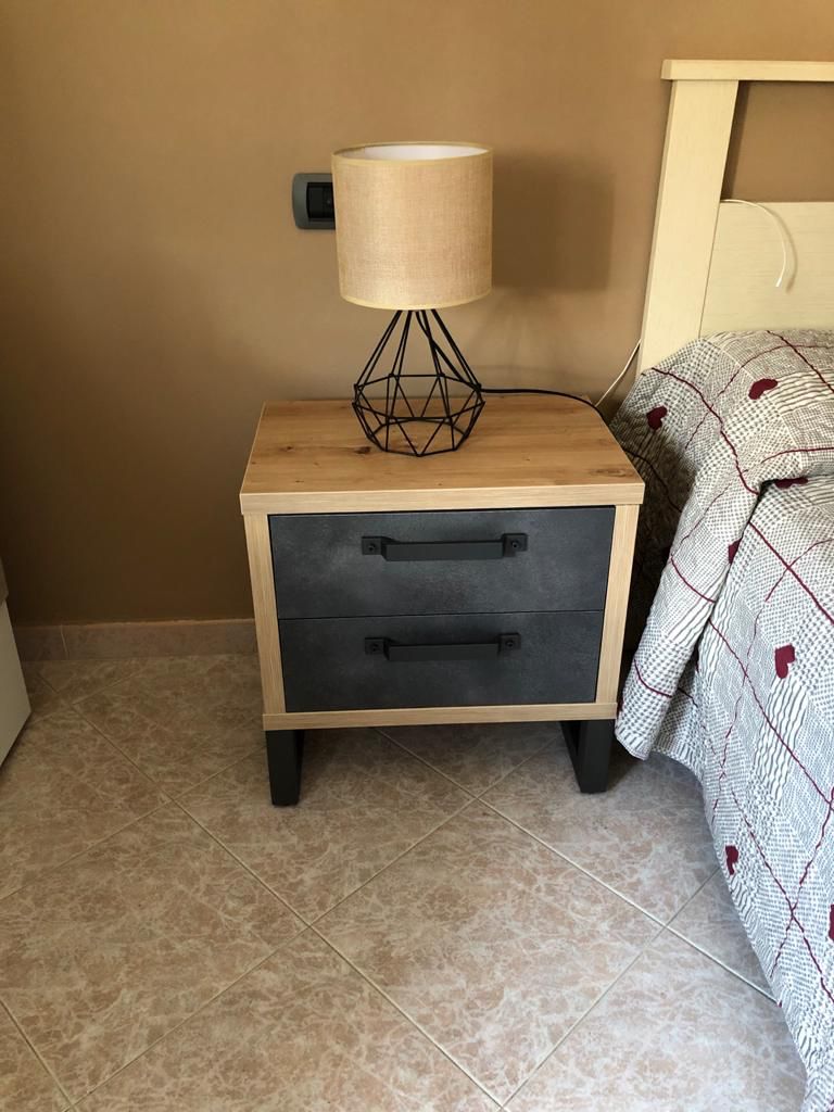 Comodino stile Industry con 2 cassetti in finitura Rovere e Grigio smoke