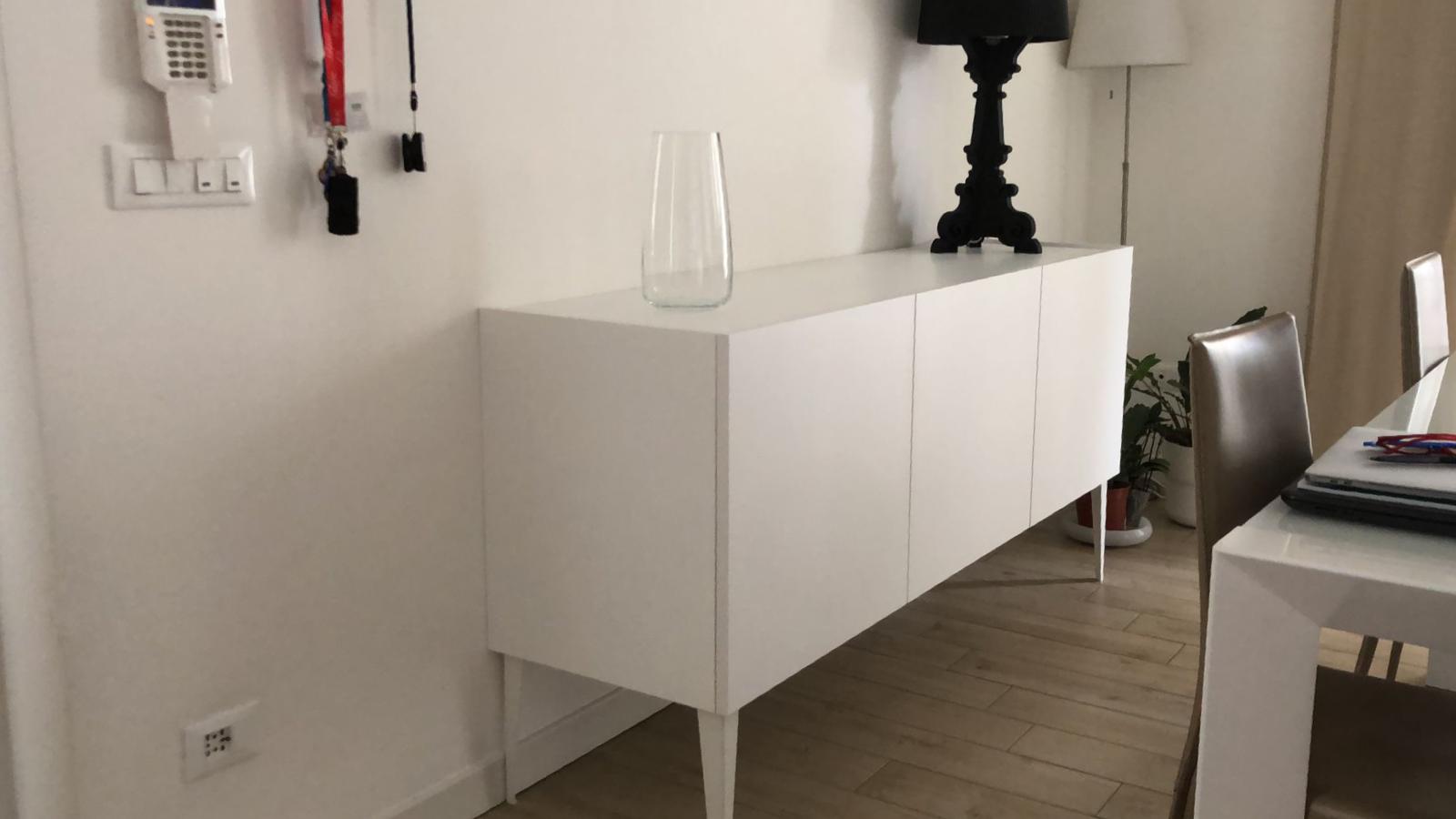 Credenza moderna con piedi a 3 ante, Bianco opaco