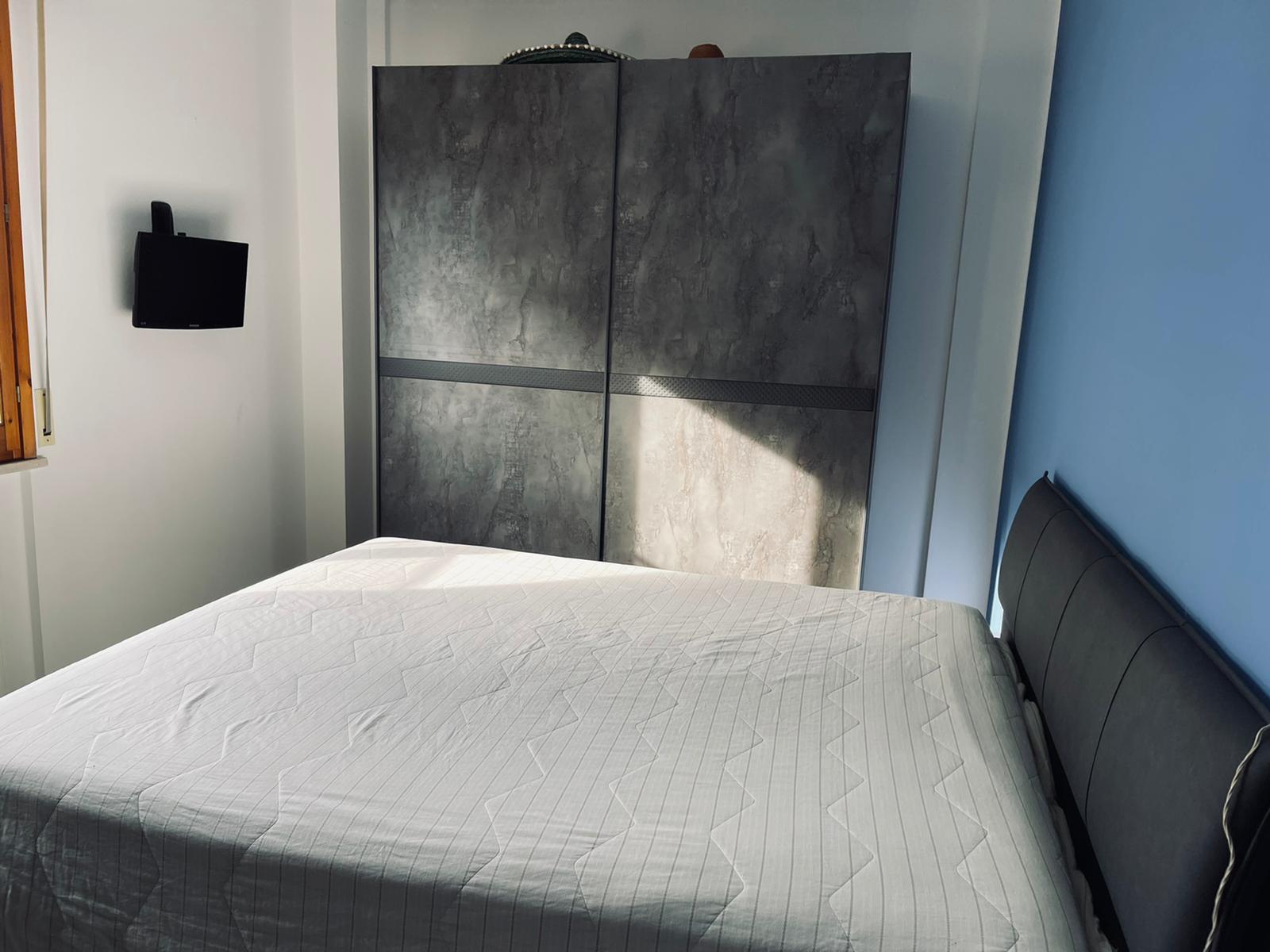 Letto grigio imbottito in ecopelle, matrimoniale