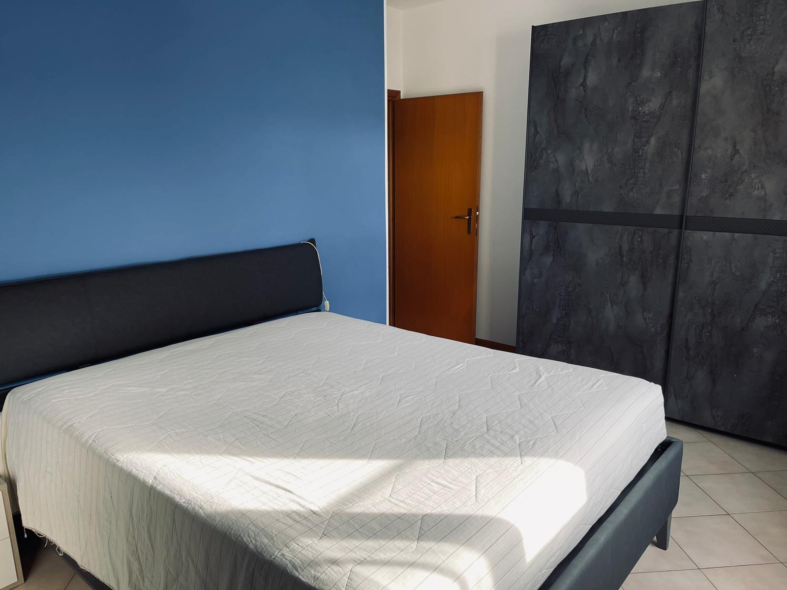 Letto grigio imbottito in ecopelle, matrimoniale