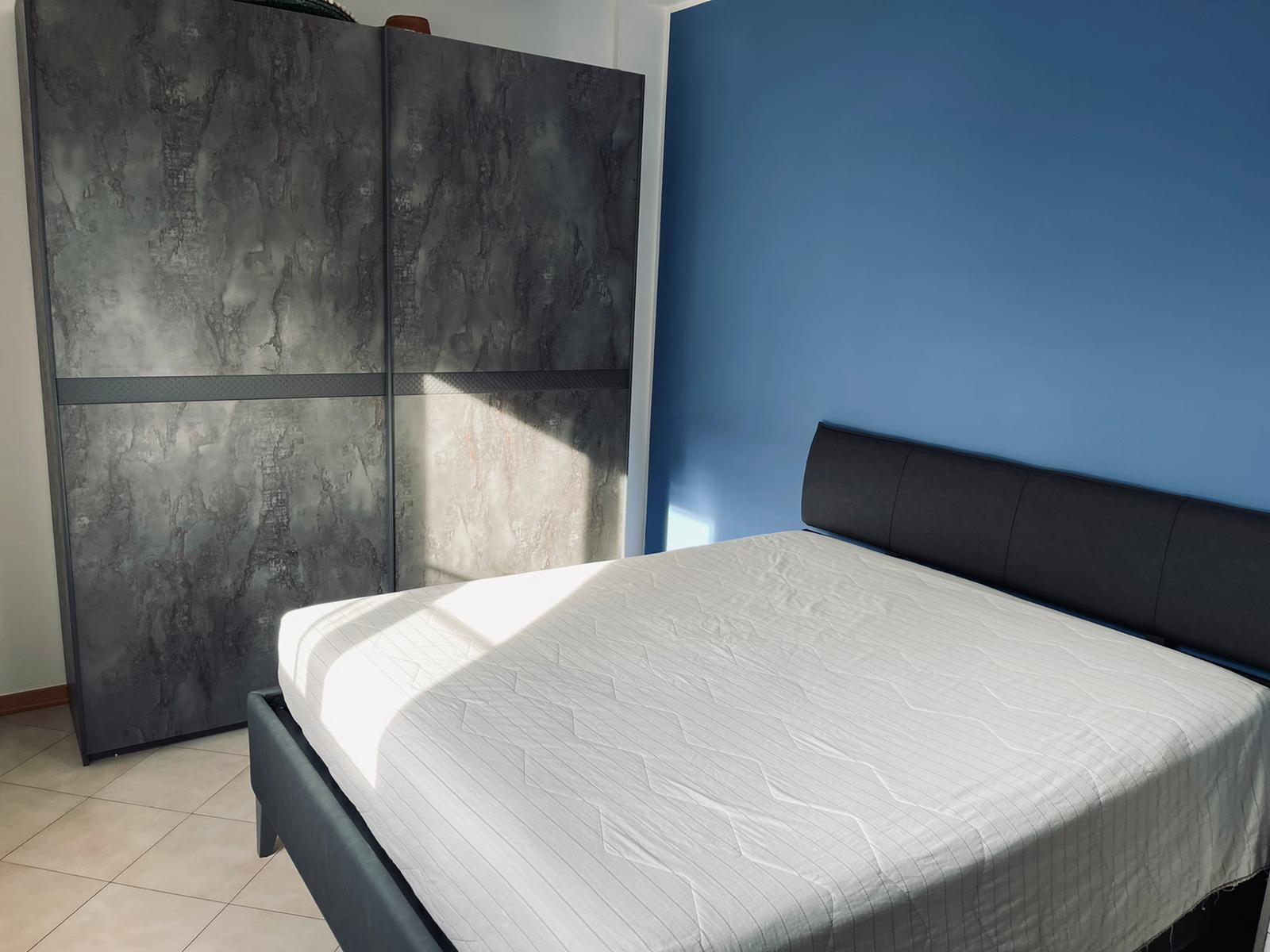 Letto grigio imbottito in ecopelle, matrimoniale