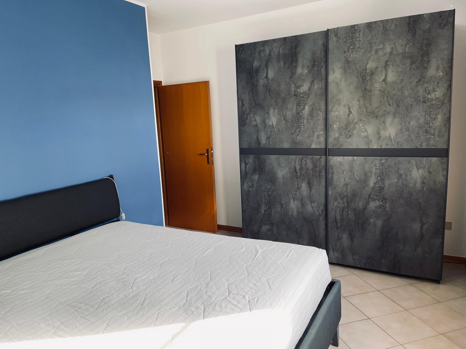 ACQUISTA ANCHE TU Armadio 2 ante scorrevoli ammortizzate finitura ossido e fascia ecopelle