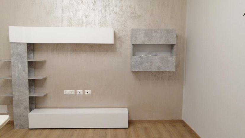 Parete attrezzata con libreria laterale, Bianco Laccato Lucido e Beton