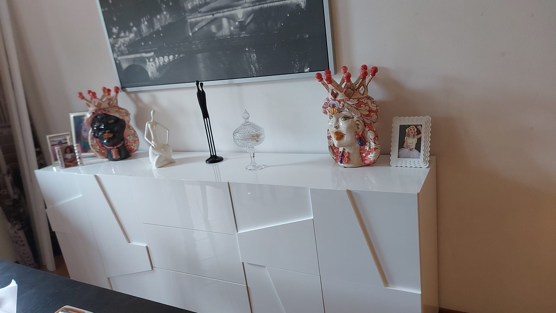 Madia moderna con particolari a 4 ante e 3 cassetti in finitura bianco lucido