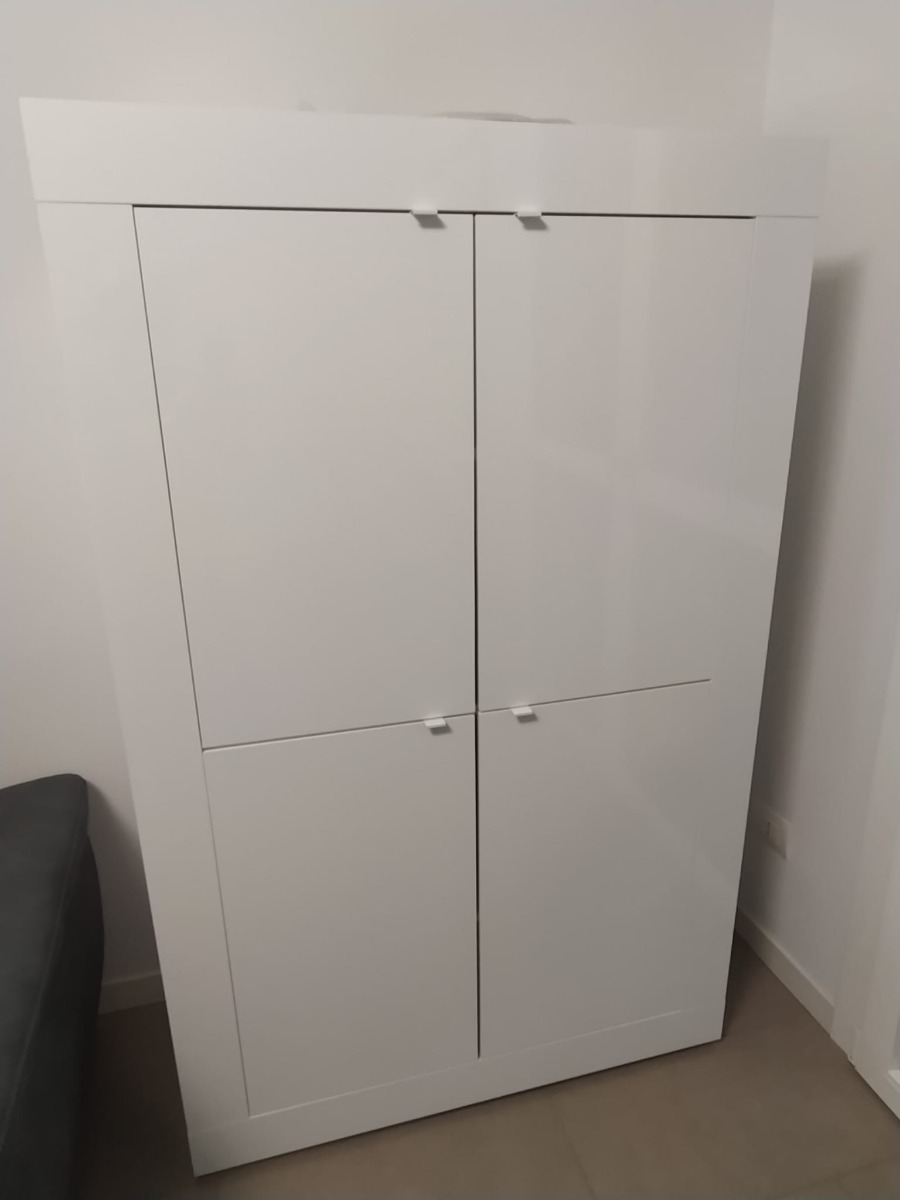 Madia alta a 4 ante bianca, design moderno