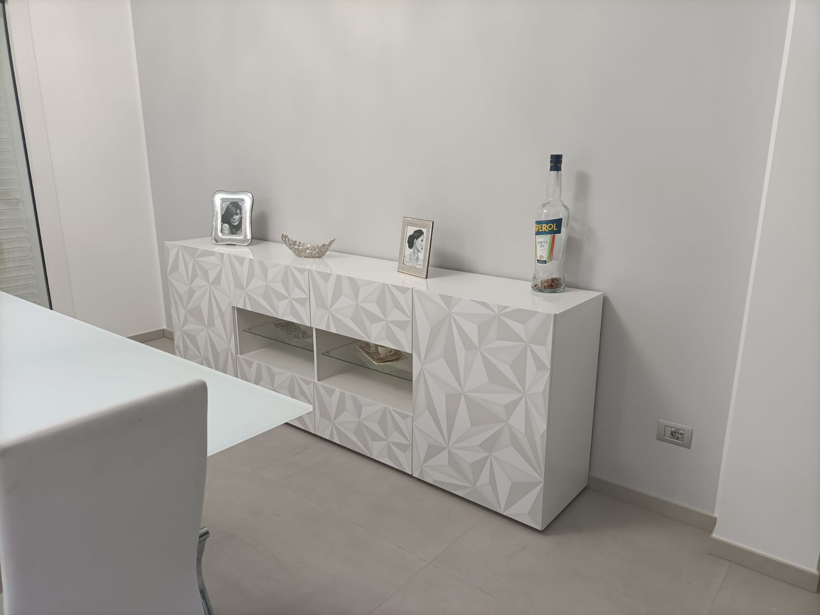 Madia bianca laccato lucido con serigrafia, 2 ante e 2 cassetti