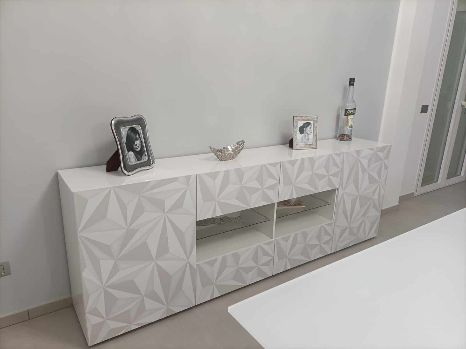 Madia bianca laccato lucido con serigrafia, 2 ante e 2 cassetti