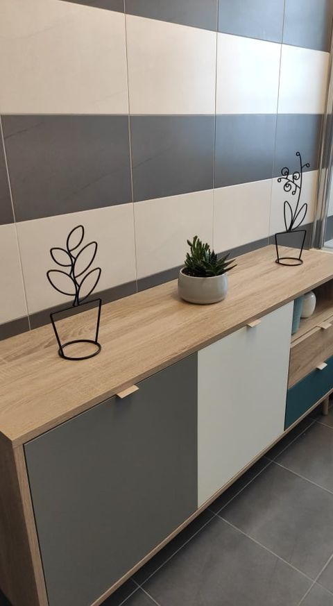 Madia stile nordico Lavik con gambe in legno, 2 ante 2 cassetti