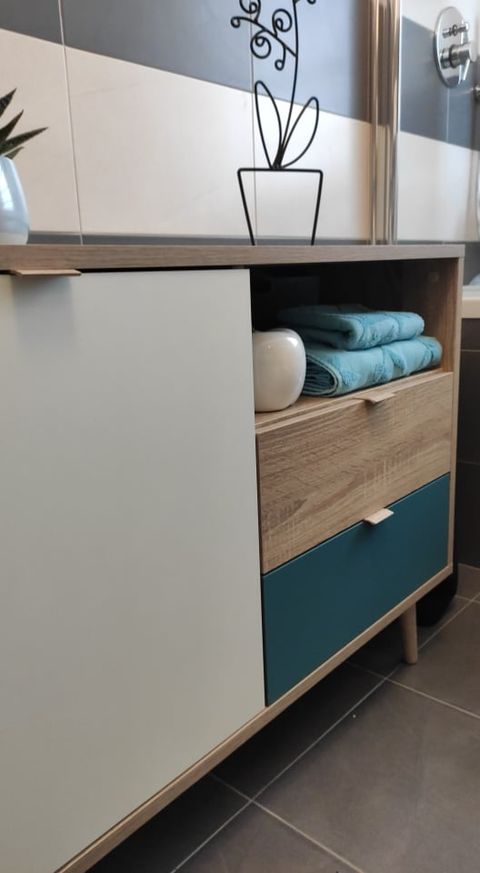 Madia stile nordico Lavik con gambe in legno, 2 ante 2 cassetti