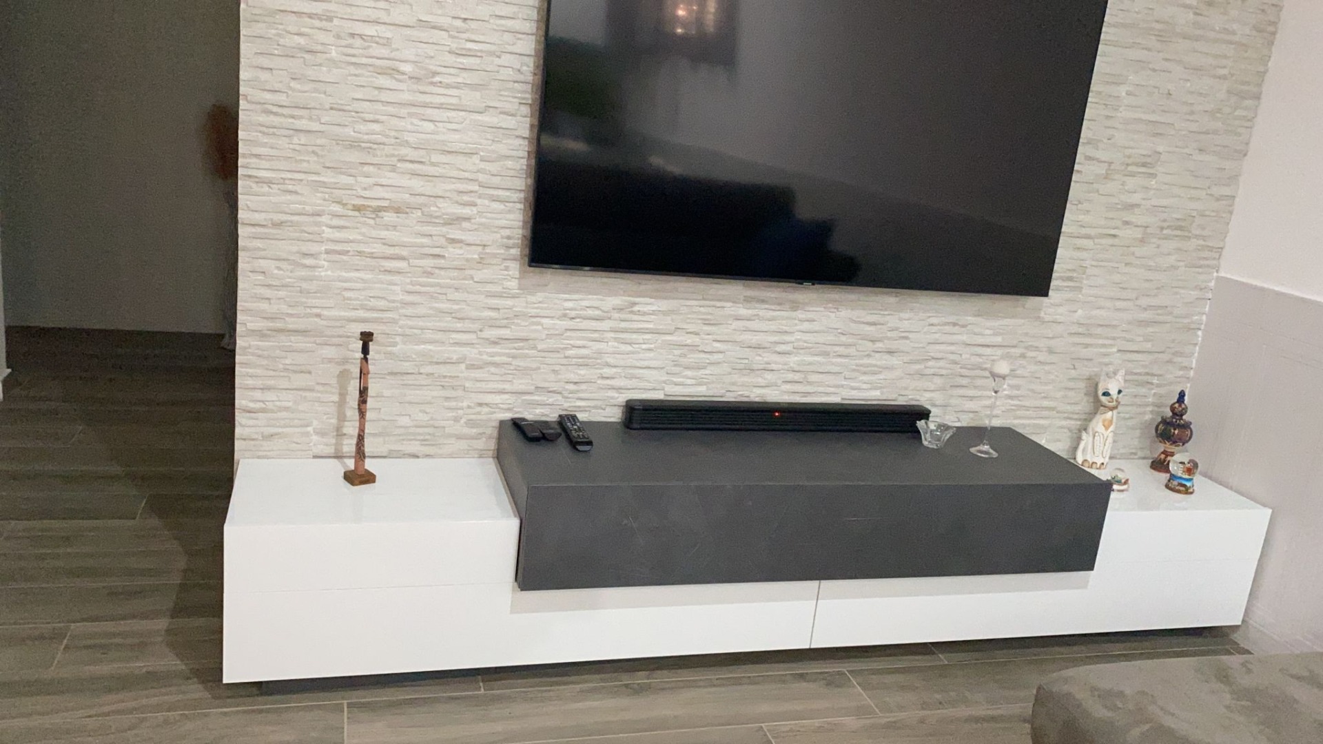 Moderno mobile porta TV  in finitura bianco lucido e ardesia