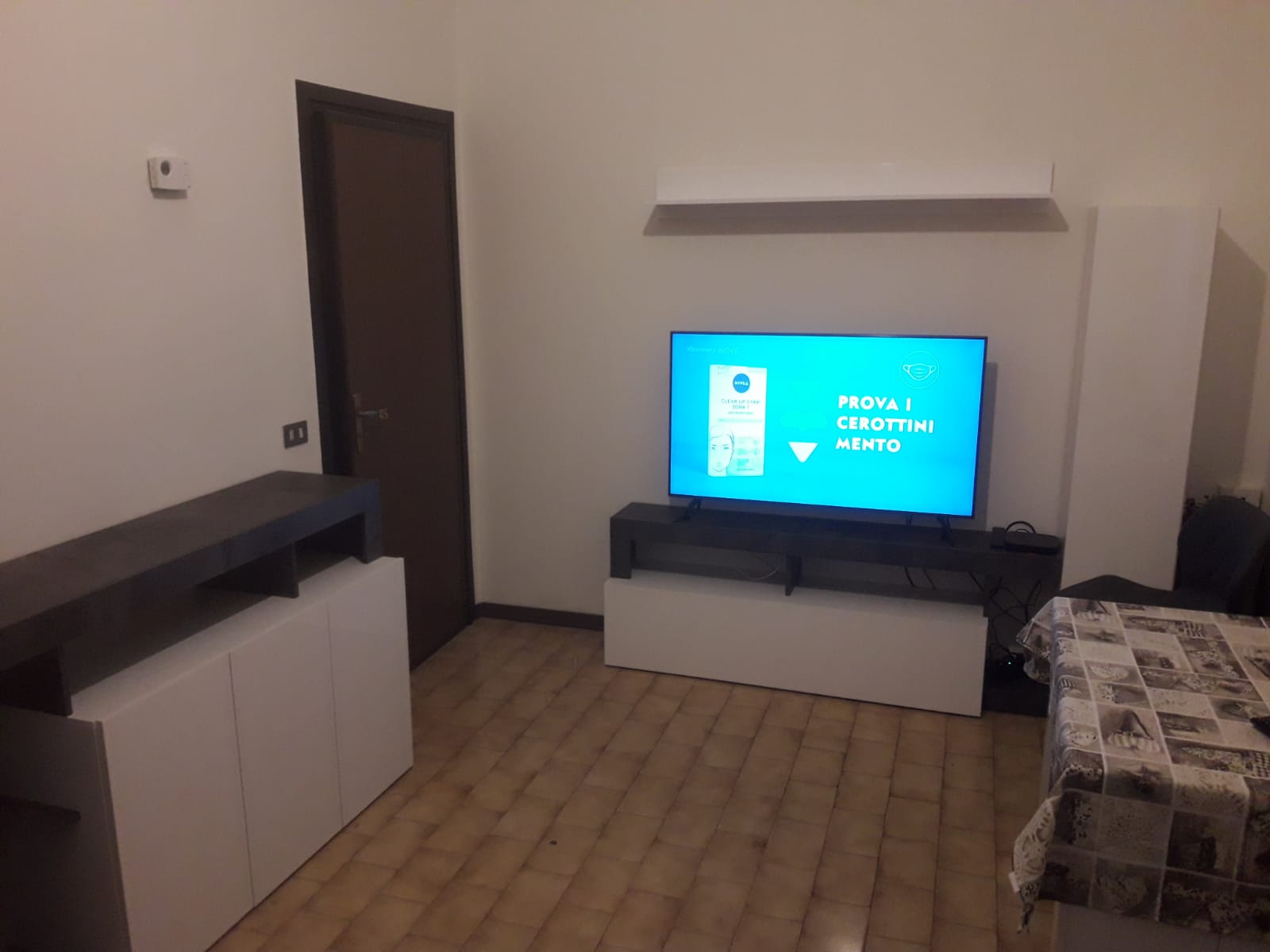 Moderno porta tv con pensile e mensola, Bianco e Ossido