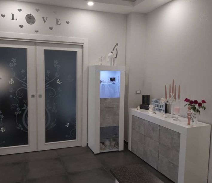 Vetrina ad un anta bianca e beton, design moderno