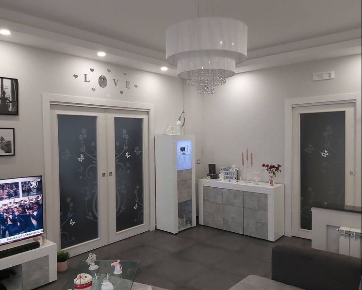 Vetrina ad un anta bianca e beton, design moderno